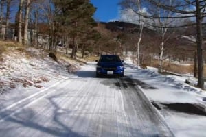 新型「スバル・レヴォーグ」で雪道ドライブ、さすがの雪上安定性を披露！【河口まなぶ動画試乗インプレッション】