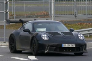 【スクープ】強烈なダウンフォースを発生!? ポルシェ911GT3 RS新型、ガルガンチュアウィングが最速の証しだ！