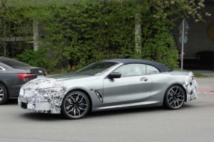 【スクープ】新ディスプレイが浮いている!? BMW 8シリーズ カブリオレ改良新型、内外を初スクープ！