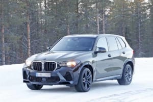 【スクープ】自立型のディスプレイが見えた！ BMW X5Mの改良新型で車内はどう進化!?