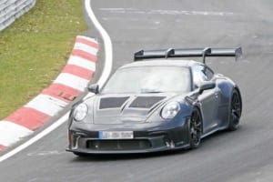 【スクープ】ポルシェ911GT3 RS新型、ニュルで巨大ウィング最終テストを敢行！ 最高出力は60ps以上アップ