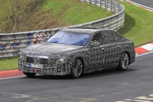 【スクープ】フェンダーにミニカメラを発見！ BMW 7シリーズ次世代型はついにV12エンジンと決別へ！