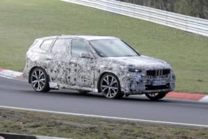 【スクープ】BMW X1次期型、ニュルの高速テストを開始、フルEVにPHEVなど電動化へシフト！