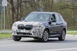 【スクープ】BMW『iX3』改良新型、デュアルモーター「M Performance」でライバルに対抗！