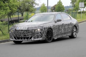 【スクープ】BMW 7シリーズ次世代型、「クセ強め」のフロントエンドが初露出！