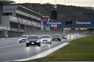 台風接近の豪雨でも中身は熱い？ 「BMWワンメイク・ドライビング・レッスンが、恒例の富士スピードウェイで開催！