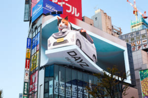 新宿東口の3D巨大猫が、ねこ用日産軽自動車「にゃっさんデイズ」に初乗車！【12月20日まで公開】