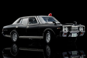 幅を狭めて丸っこく…アオシマ製プラモのセダン化で『西部警察』の黒パト「330型グロリア」を再現！【モデルカーズ】