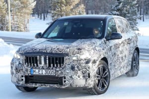 【スクープ】Mパフォーマンス初のクワッドエキゾーストパイプ装備！BMW X1高性能『M35i』新型をスクープ