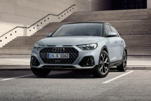 専用ブラックルーフと4cmのリフトアップで力強さを演出した限定車「Audi A1 citycarver Black Style PLUS」を発表