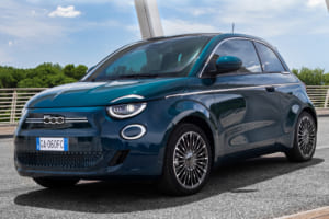 フィアット初のEV「FIAT 500e」を新たなサブスク型カーリースで提供！ メンテナンスもパッケージ化することでサステナビリティにも貢献