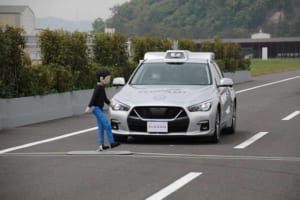 連続する衝突の危険を自動で回避！ 日産自動車が緊急回避性能の飛躍的な向上につながる運転支援技術を発表