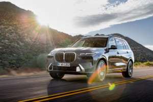 シャープなフロントマスクに大変身！ 新型「BMW X7」が本国で発表