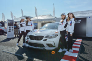 今季SUPER GT富士スピードウェイ戦のBMW M PERFORMANCEブースでは「Mガールズ」たちが大活躍！