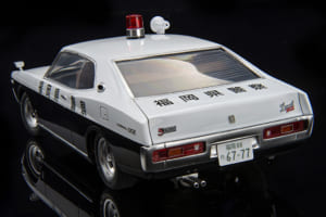 横転！爆破!!『西部警察』65話「博多港決戦!!」の「棺桶ローレル」パトカーをアオシマ製プラモで再現【モデルカーズ】