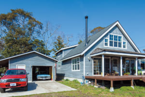 南房総に移住して建てた、アメ車が似合う大屋根のガレージハウス【ガレージライフ】