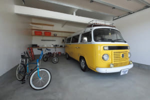 青い空と海＋黄色いVWバス＋赤い玄関ドア！ アイクラー住宅をモチーフにした、ミッドセンチュリーモダンガレージ【ガレージライフ】