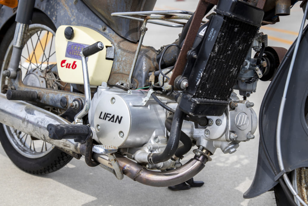 広島　ホンダスーパーカブ　エンジン 広島の「スーパーカブ」集まれ! 映画「トップガン」カラーが優勝