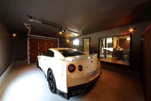 リビングとガレージの間に大きな窓！ 「R35 GT-R」格納ガレージは”クルマと住む家”【ガレージライフ】