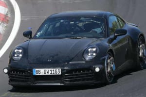 【スクープ】ポルシェ911カレラ改良版がニュルブルクリンクで高速テスト開始！ 内外装も大幅に進化！