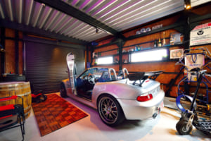 お酒が飲めるガレージ!? 愛車「BMW Z3」や映画も楽しめる趣味部屋としてのガレージ【ガレージライフ】