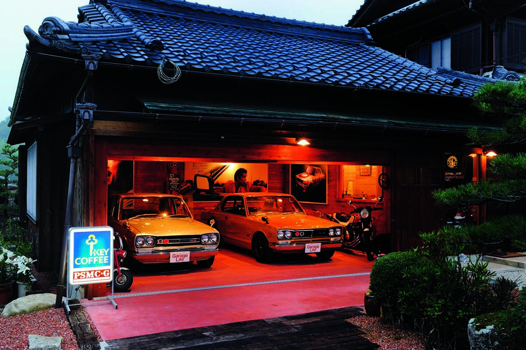 超高値の極上名車！ 69&70年式ハコスカGT-Rが2台も収まる、シブめ和風