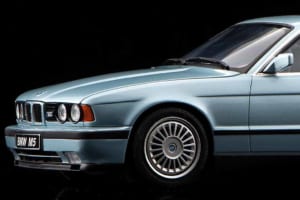 プラモで楽しむシルキーシックス！フジミ製「E34型BMW M5」をエンジン再現アリで作り込む【モデルカーズ】