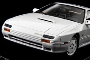 なんとアメリカ仕様化でレアな限定車を再現！タミヤ製「FC3S型サバンナRX-7」をアニバーサリーモデルに！【モデルカーズ】