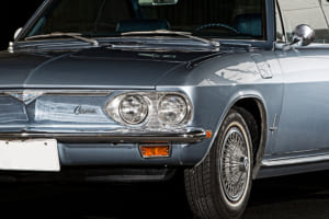 アメ車の歴史を語る上で欠かせない悲運の革新的コンパクトカー、1969年式『シボレー・コルベア・モンツァ・スポーツクーペ』