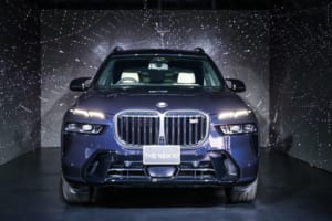 新型7シリーズ同様の2分割ヘッドライトでデザイン一新！「BMW X7」がマイナーチェンジで本日より発売開始、価格は1339万円～