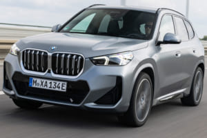 BMW新型X1/iX1に海外試乗、フェイスリフトと同時にBEVを新設定! コンフォート性はクラストップレベルで追撃体制は整った!!