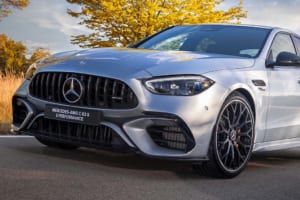 メルセデスAMG自らが “究極のCクラス”と謳う新型『C63S Eパフォーマンス』、世界最強の4気筒エンジンにF1由来のPHEVシステムを搭載