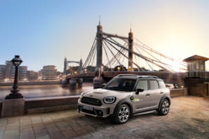 ロンドンの名所の名を冠した特別仕様車「MINI クロスオーバー アルバート・ブリッジ・エディション PHEV」誕生