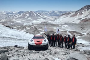 世界最高峰の火山での探検の旅へ。特別仕様のポルシェ911、植物さえ生存できない過酷な場所をひた走る。