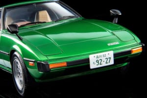 なんとエンジン付きの「初代サバンナRX-7」！レベル製1/24プラモ「SA22C」を日本仕様にアレンジ!!【モデルカーズ】