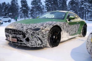 【スクープ】メルセデスAMG「GT」シリーズの次期型、クーペ3グレードの雪山テストを激写！