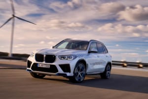 FCVもスタンバイOK！ 4年の開発期間を経てついに公道へ——「BMW・iX5ハイドロジェン」