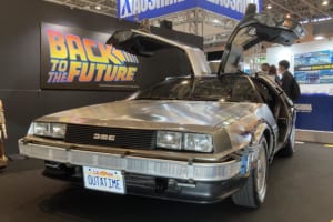 アオシマが『BTTF』デロリアンのリニューアルを発表！【静岡ホビーショー2023速報】