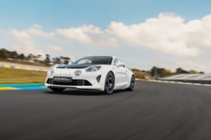 「ル・マン24時間レース」は100周年！ 記念限定車「アルピーヌ A110 R Le Mans」が日本導入へ