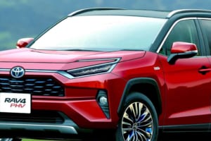 【スクープ】トヨタ『RAV4』次期型、日本市場販売継続が決定か!? 今回はコの字型LEDに3連プロジェクター顔で勝負する！