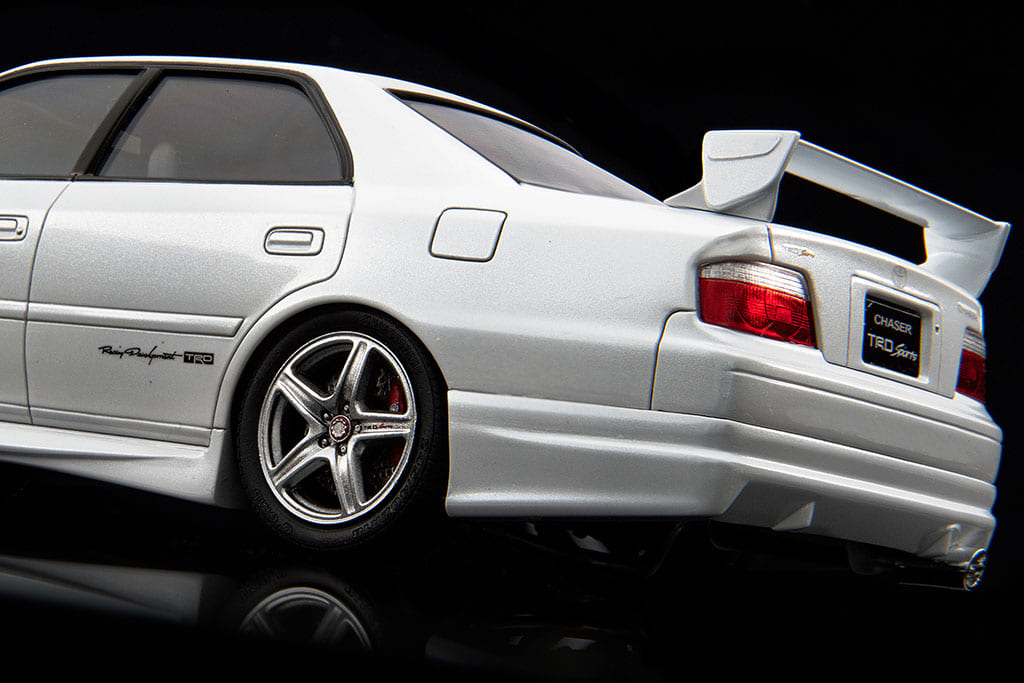 歴史の最後を飾ったエアロ武装モデル！アオシマ製プラモ「TRD JZX100チェイサー」を的確なモデリングで！後編【モデルカーズ】 - LE  VOLANT WEB | 自動車情報サイト『LE VOLANT WEB(ル・ボラン ウェブ)』