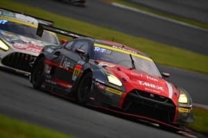 目まぐるしく路面コンディションが変化したレースは「GAINER TANAX GT-R」が大逆転で制す！ スーパーGT第4戦富士ラウンドGT300クラスリポート