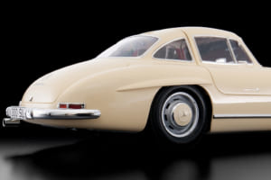 裸シャシーも併せて再現！タミヤ製プラモ「メルセデス・ベンツ300SL」の精巧な出来栄えを味わう・前編【モデルカーズ】