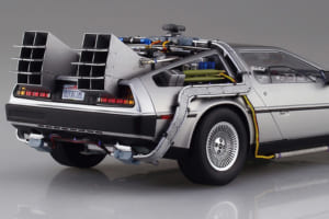 こいつはヘビーなキットだ！映画『BTTF』の「デロリアン」が完全新金型プラモデルとしてアオシマから来春発売！【モデルカーズ】