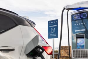 日本にも来るか!?  コーヒーを飲む間に充電完了！ ボルボ､米国スターバックス店舗にEV急速充電ネットワークを開設