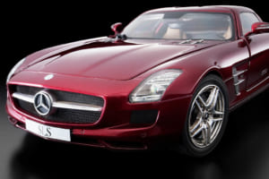 憧れを乗せて羽ばたく1台！あの名車がモチーフの超弩級スーパースポーツ「メルセデス・ベンツSLS AMG」のドイツレベル製プラモ・後編【モデルカーズ】