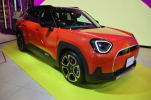 新世代MINI第三弾！DNA継承とシンプルさがテーマのクロスオーバーEV「ミニ・エースマン」、堂々の登場！