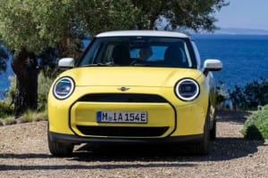 オール電化の｢MINI クーパーE｣は､爽やかなサニーサイド･イエローのエクステリアカラーが印象的