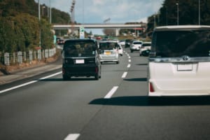 高速道路を運転中に体調不良になったら路肩に停めてもいいの？ 適切な対処方法を解説