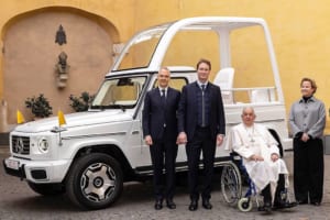 ローマ教皇もEVにお乗り換え！ メルセデス･ベンツ､フランシスコ法王に初の電動専用車を贈る